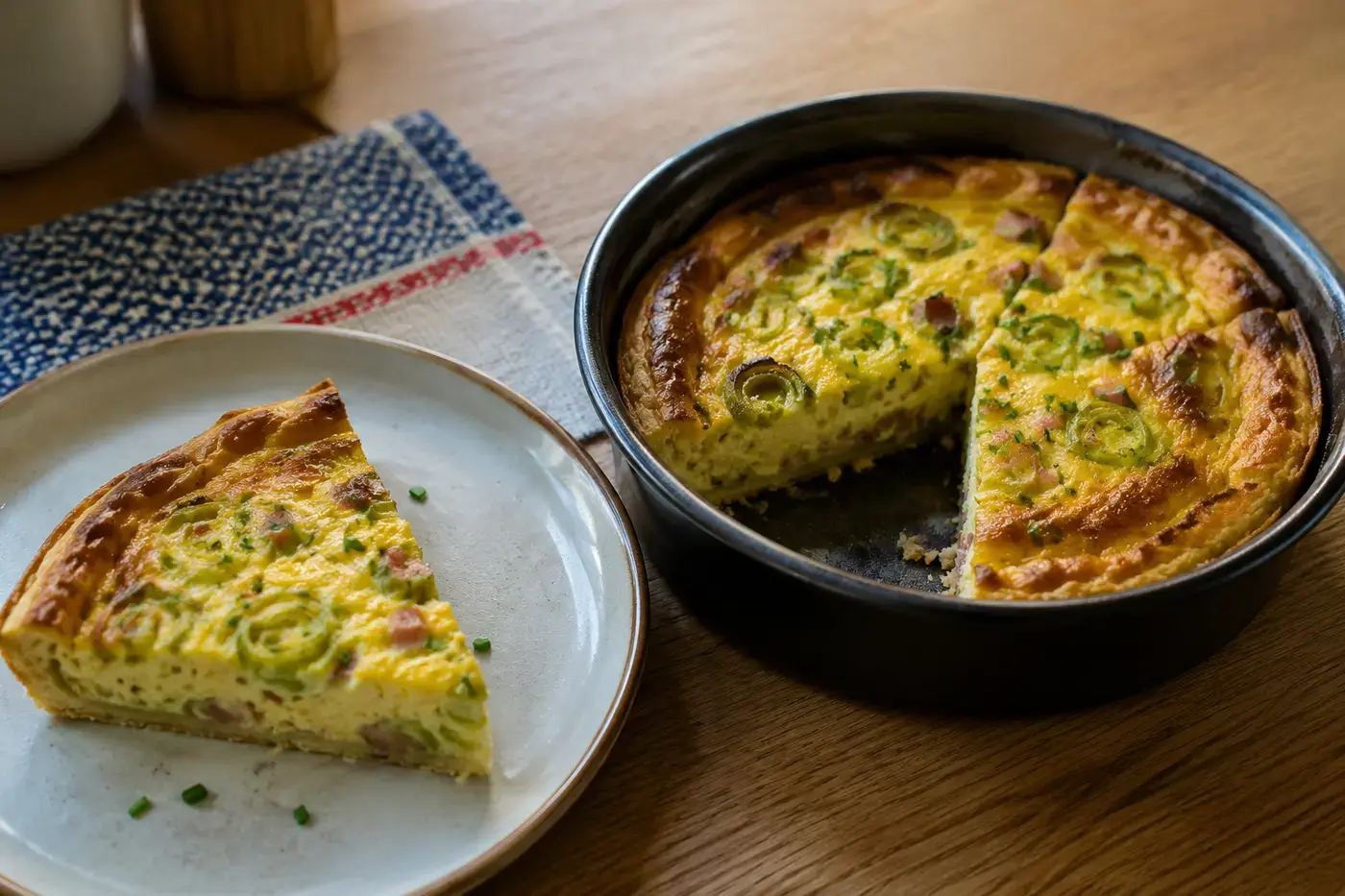 Hartige ontbijtquiche met prei, ham en goudbruine kaas.