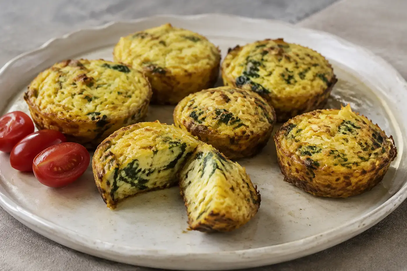 Aardappel-eihapjes met spinazie, lente-ui en kaas.
