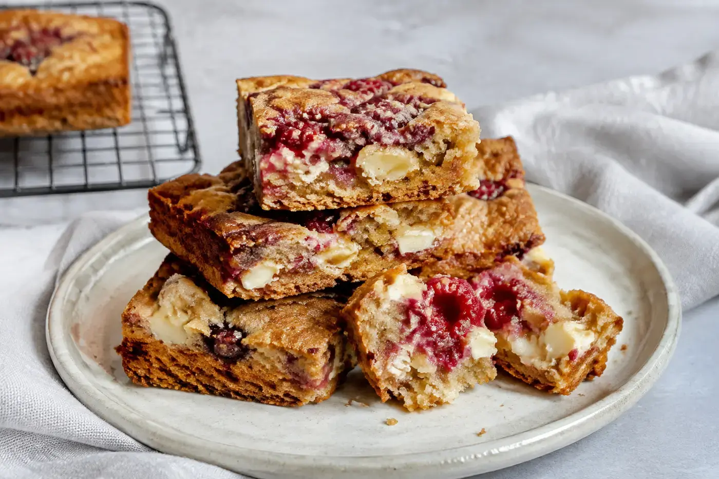 Frambozen-witte chocoladeblondies met goudbruine randen.