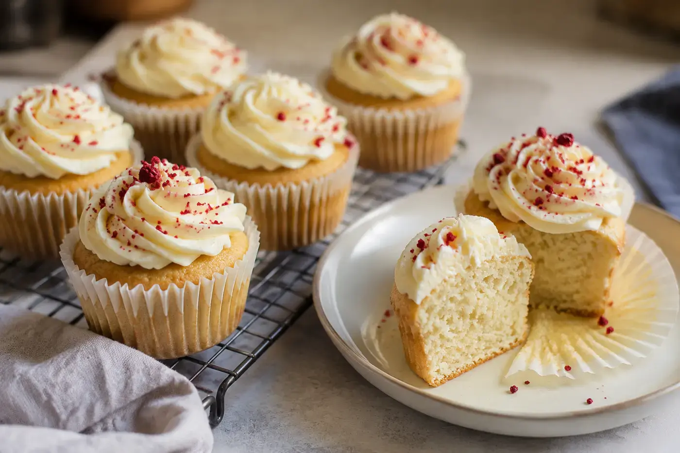 Vanillecupcakes met eenvoudige botercrème.