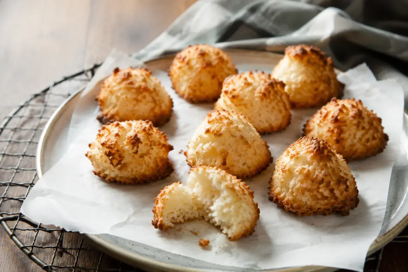 Goudbruine kokosmakronen met zachte kokosvulling.