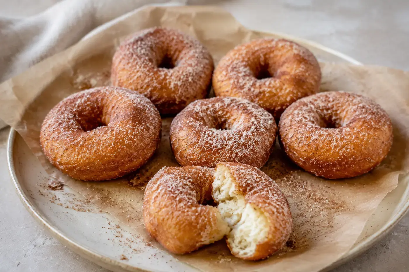 Luchtige kaneelsuikerdonuts uit de airfryer.