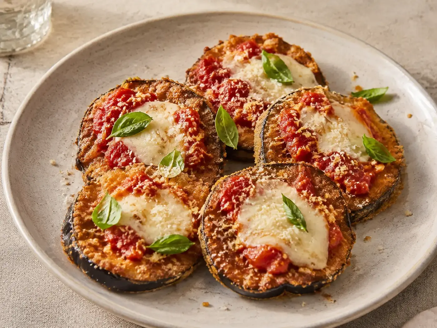 Krokante aubergine-parmezaan met tomatensaus en gesmolten mozzarella